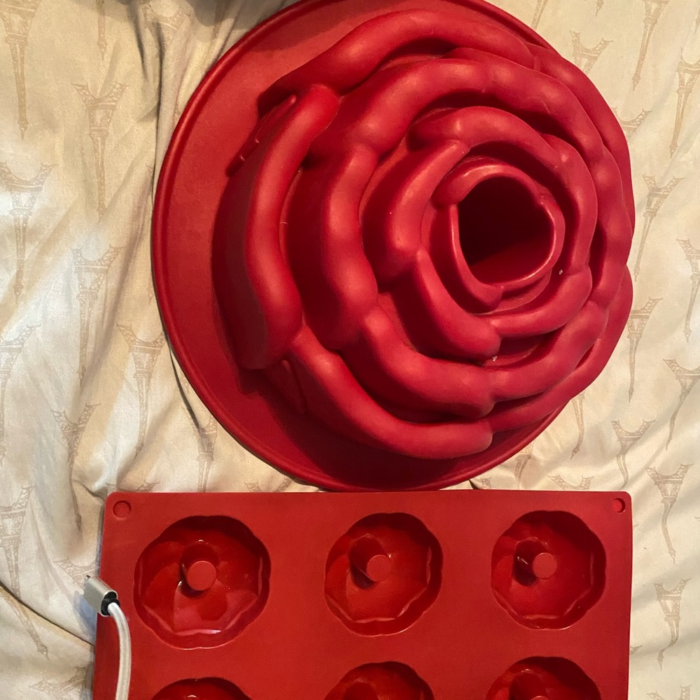 Source Unknown Red Silicone Cake Mold Set - Picture 2 of 9